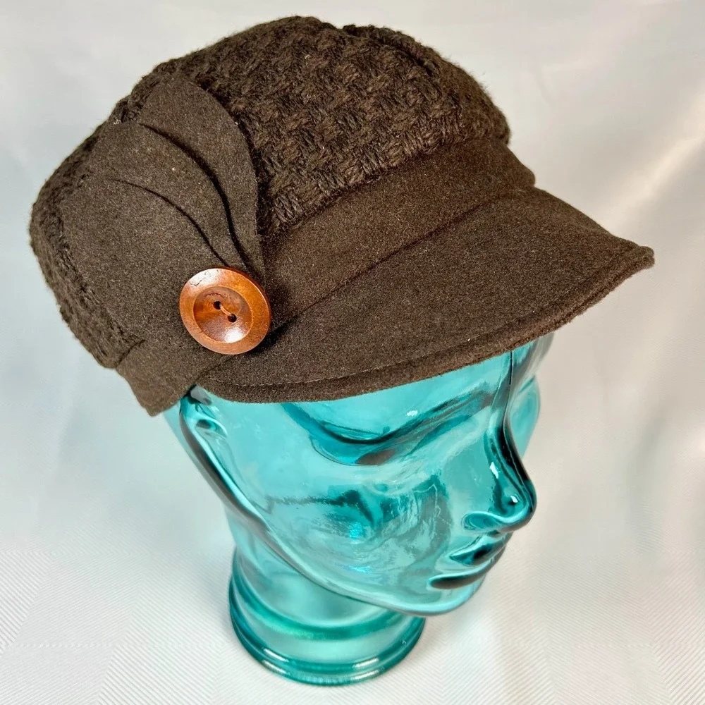 Newsboy Cap Hat Mod Brown Woven Sweater Knit Felt Brim Leaf & Button Detail OSFM